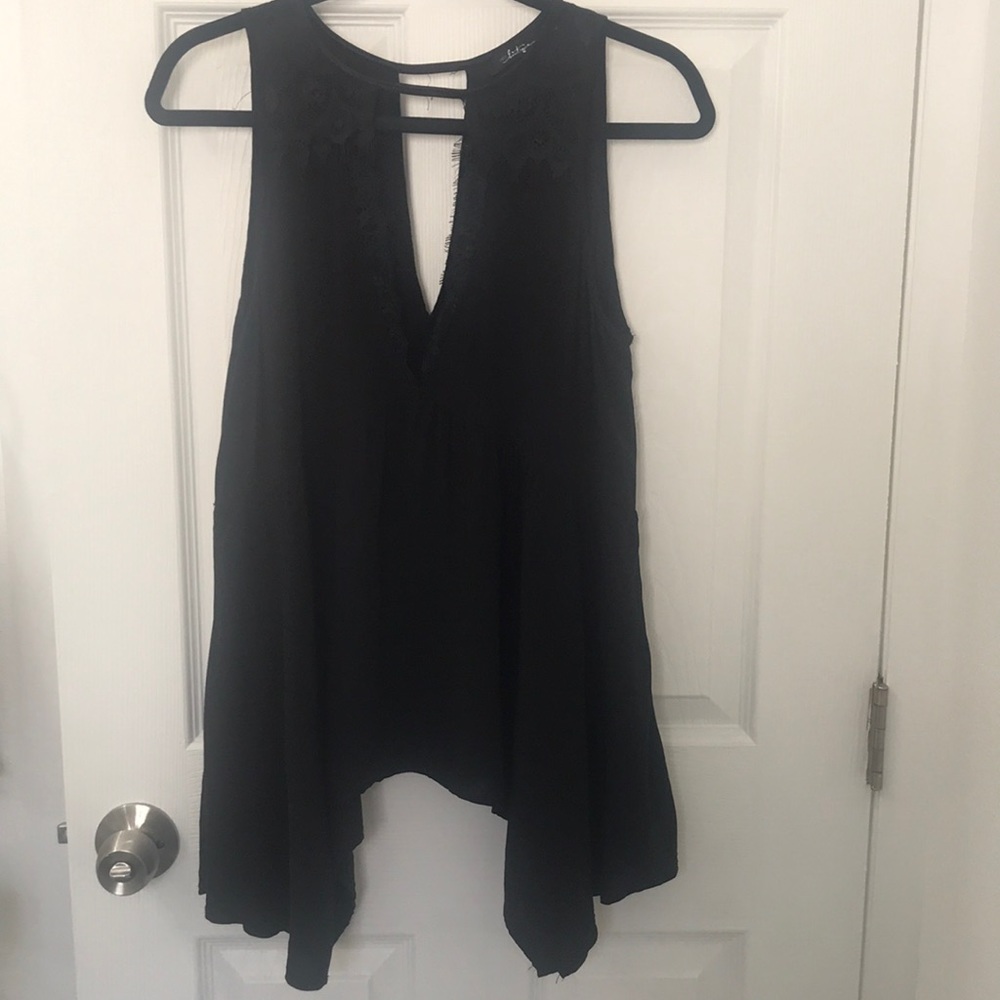 BKE boutique plunge neck blouse size small